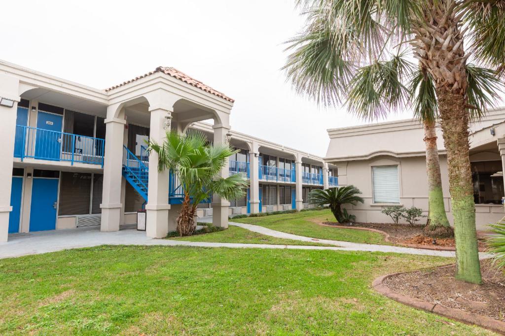 Travelodge by Wyndham Baton Rouge East